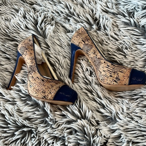 POUR LA VICTOIRE Gianna Pump Metallic Cork Blue Toe Heel NWT Size 7 - Picture 1 of 6